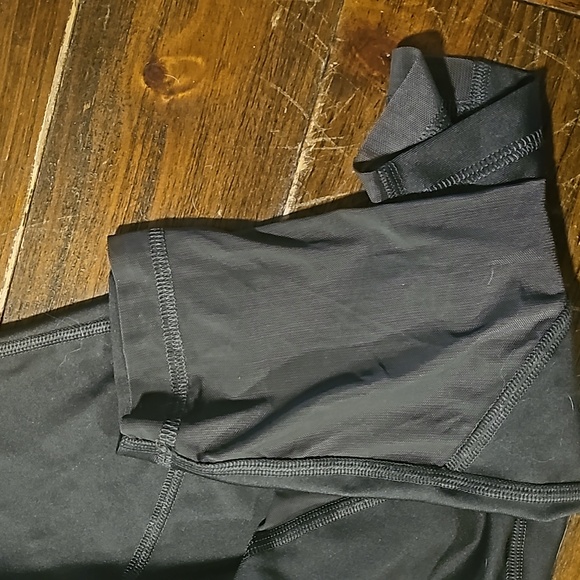 Woman's black Under Armour compression pants size medium - Picture 3 of 4